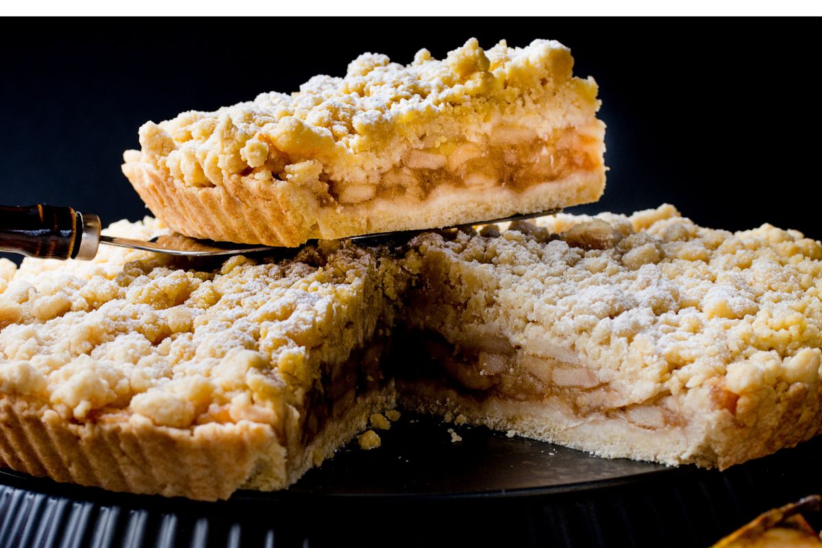 Przepis na tę szarlotkę powstał z myślą o upałach. Tego lata robię tylko takie ciasto