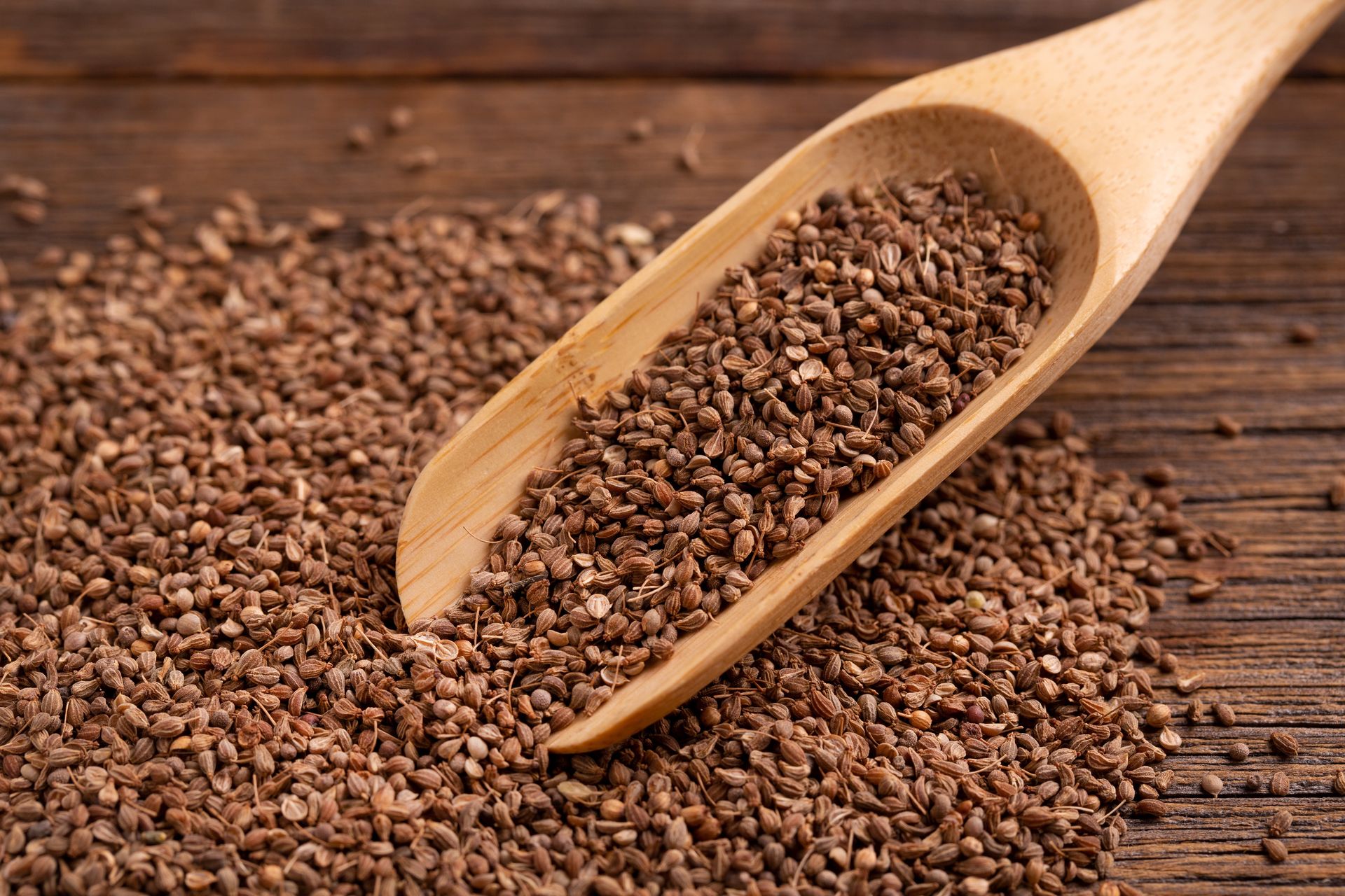 Rozgnieć i zaparz jak herbatę. Nieoceniona pomoc dla żołądka po ciężkostrawnym i tłustym jedzeniu