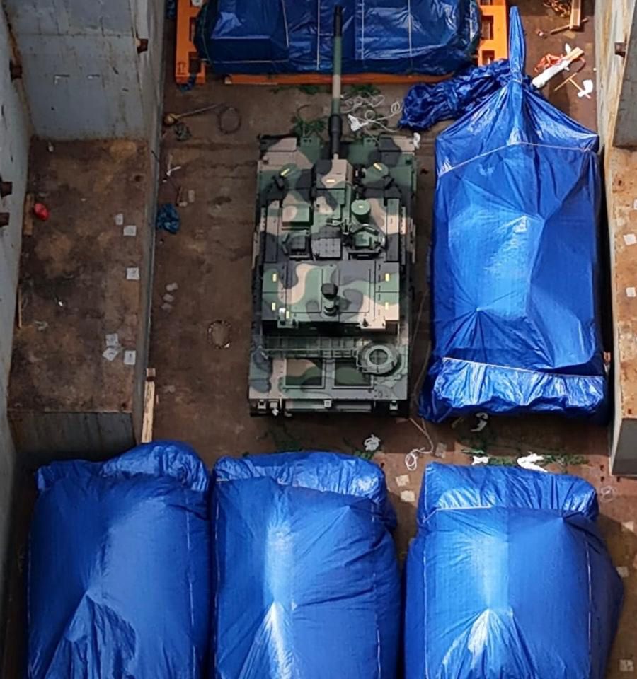 Pancerny dar Korei dla Wojska Polskiego. Czeka na rozpakowanie i rozładowanie