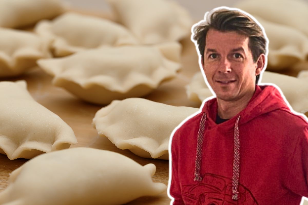 Karol Okrasa tak robi ciasto na pierogi. Jest delikatne i elastyczne, a farsz nie wypada podczas gotowania