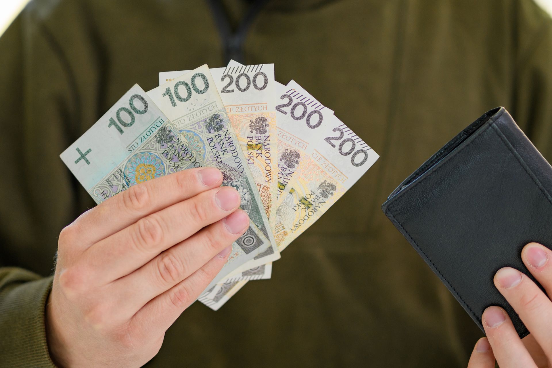 Polacy żyją od wypłaty do wypłaty. Zbadano dwa pokolenia