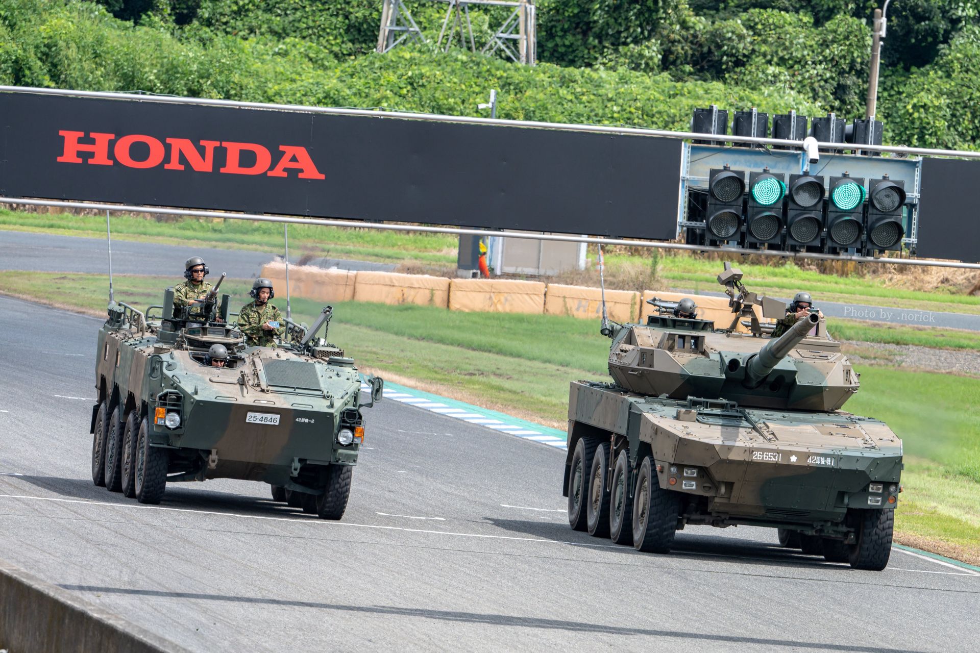 Nietypowy wyścig w Japonii. Mitsubishi wagi ciężkiej na torze Suzuka