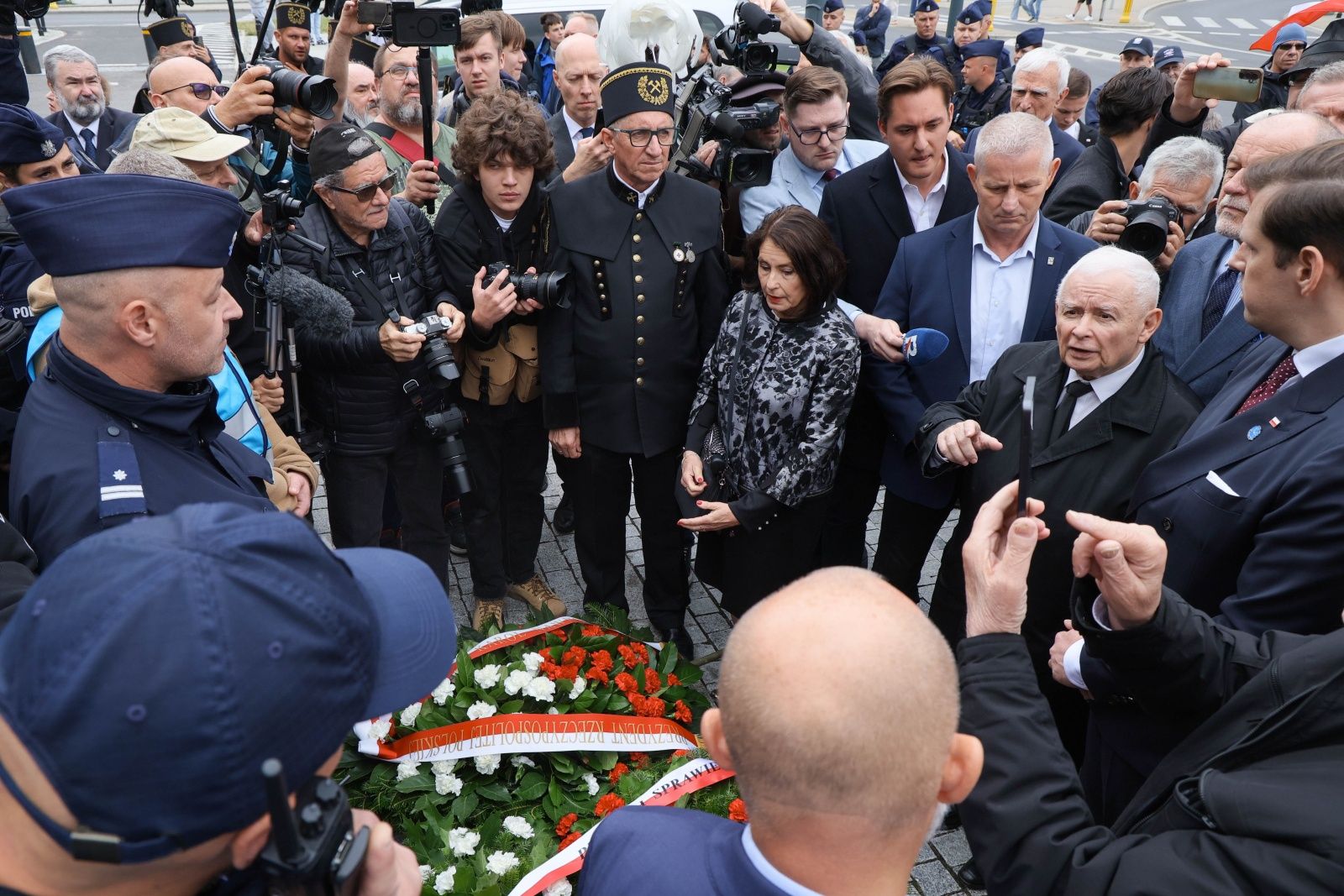 "Skandaliczne uderzenie w mundur". MSWiA reaguje na słowa Kaczyńskiego