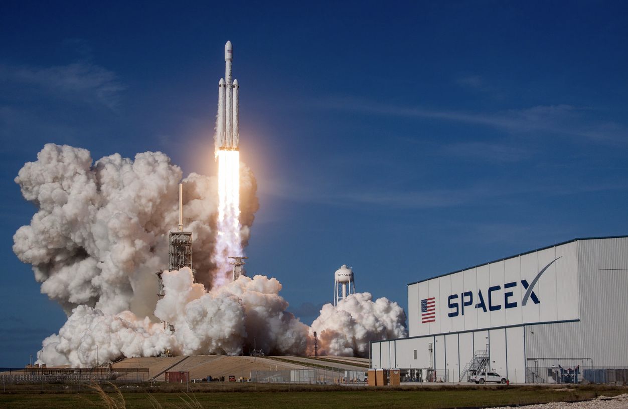 SpaceX na czele w wyścigu o Złotą Kopułę dla USA. Wyślą na orbitę tysiące satelitów