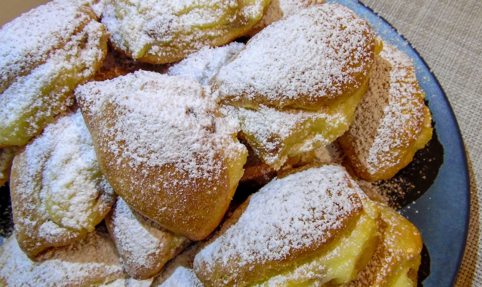 Kruche ciasteczka z sernikowym kremem. Tak delikatne, iż rozpływają się w ustach