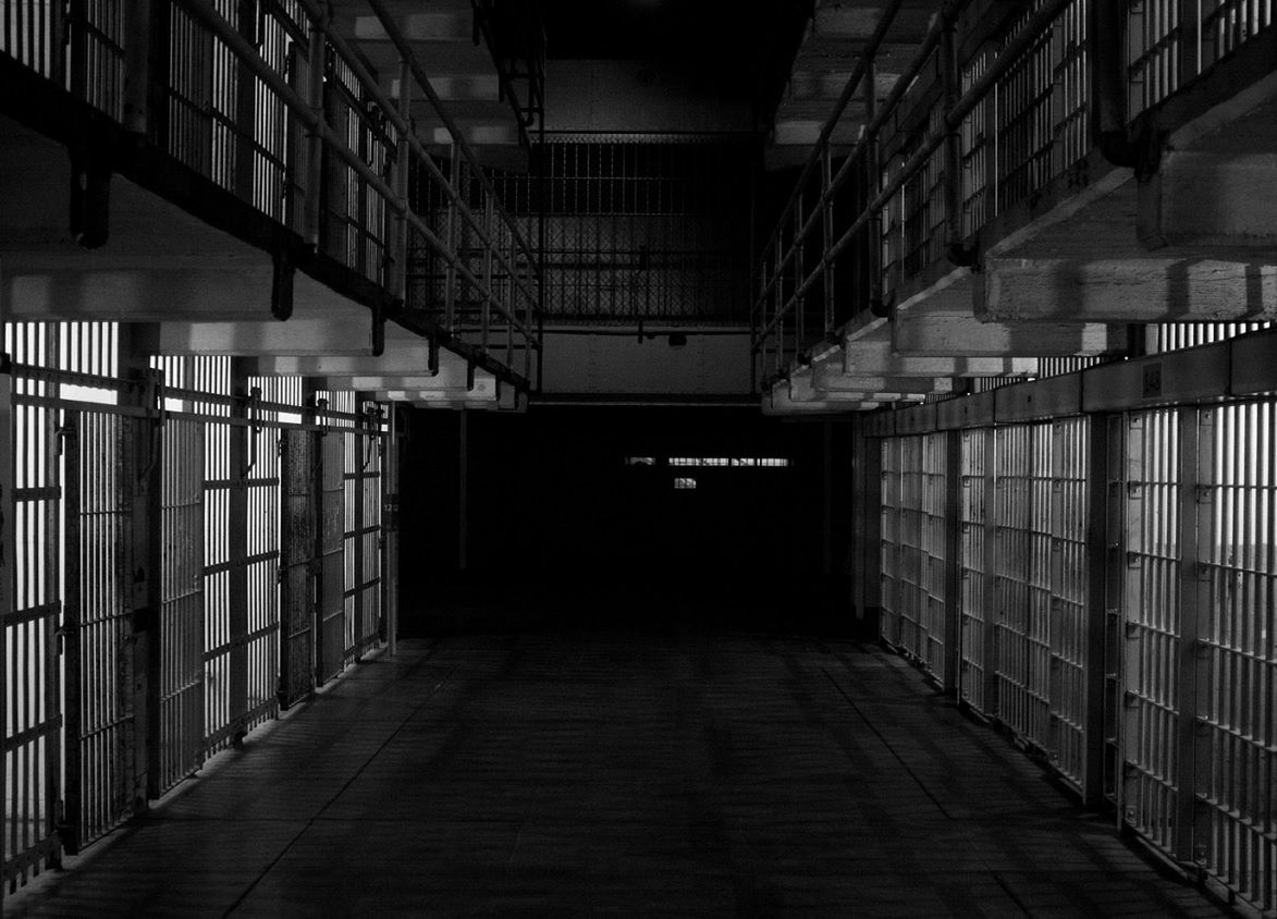 Więzienie za gwałt na modelce. Warszawski fotograf w rękach policji