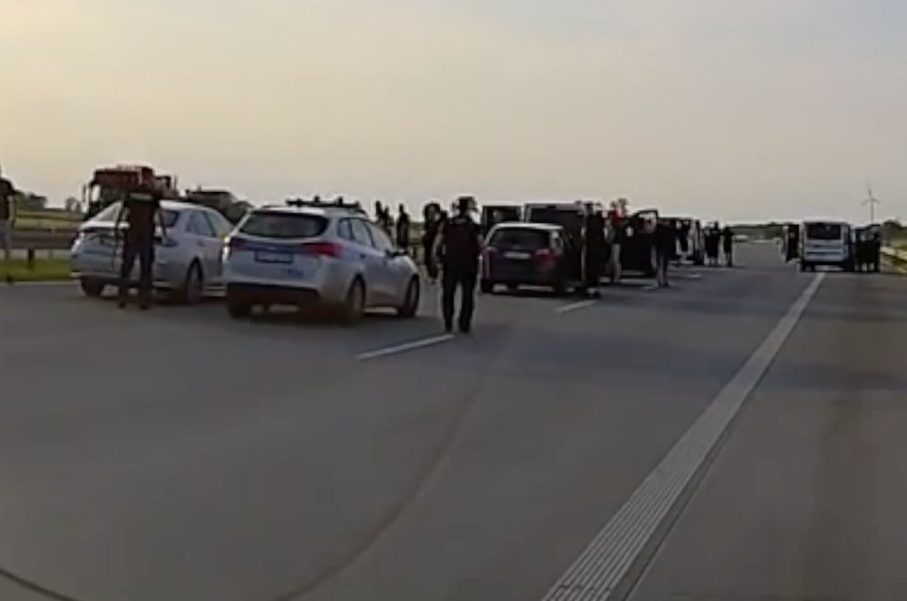 Niebezpieczne chwile na autostradzie A1. Policja identyfikuje pseudokibiców