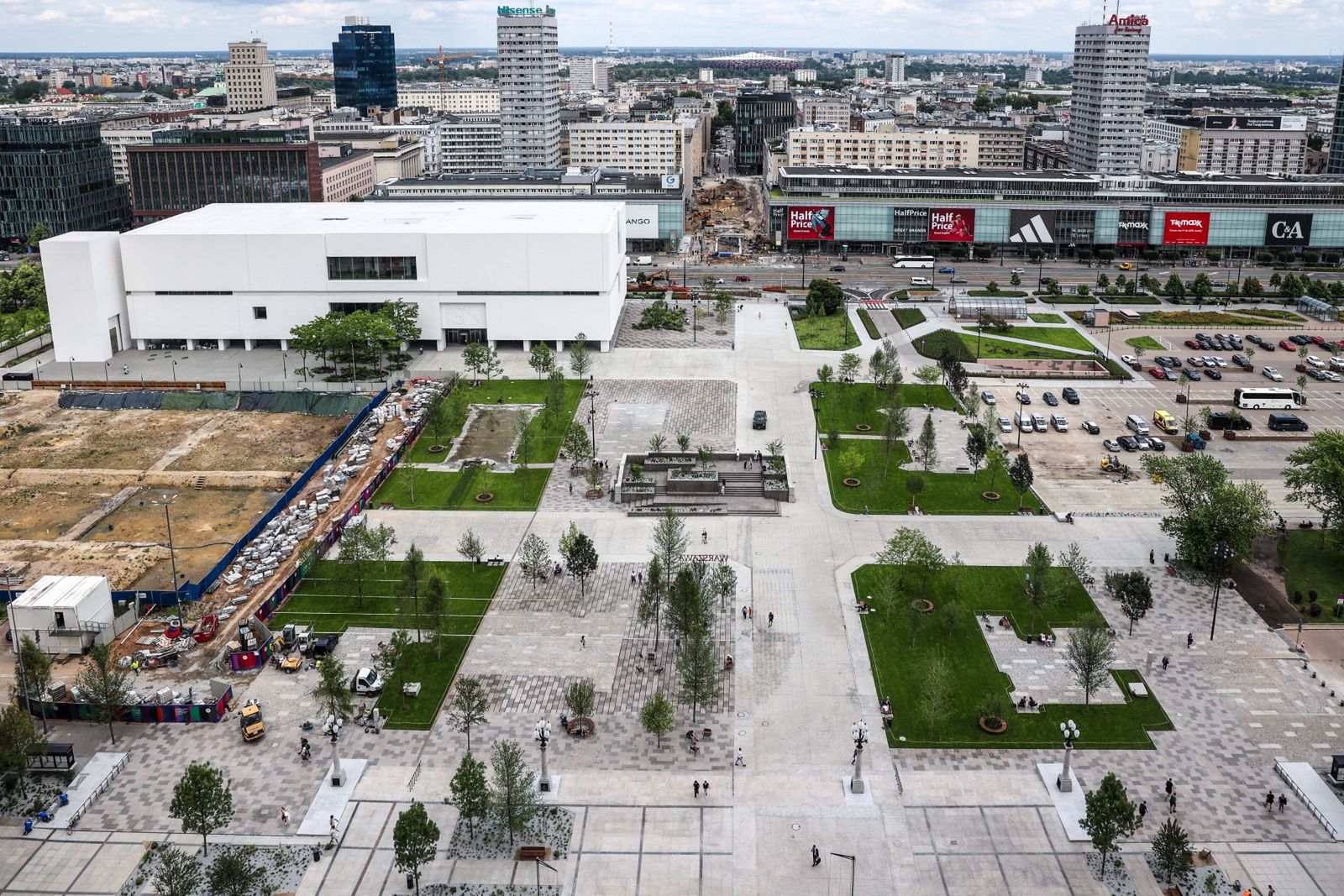 Plac Centralny gotowy, ale sąsiedztwo dalej w stanie zawieszenia. Co poszło nie tak?