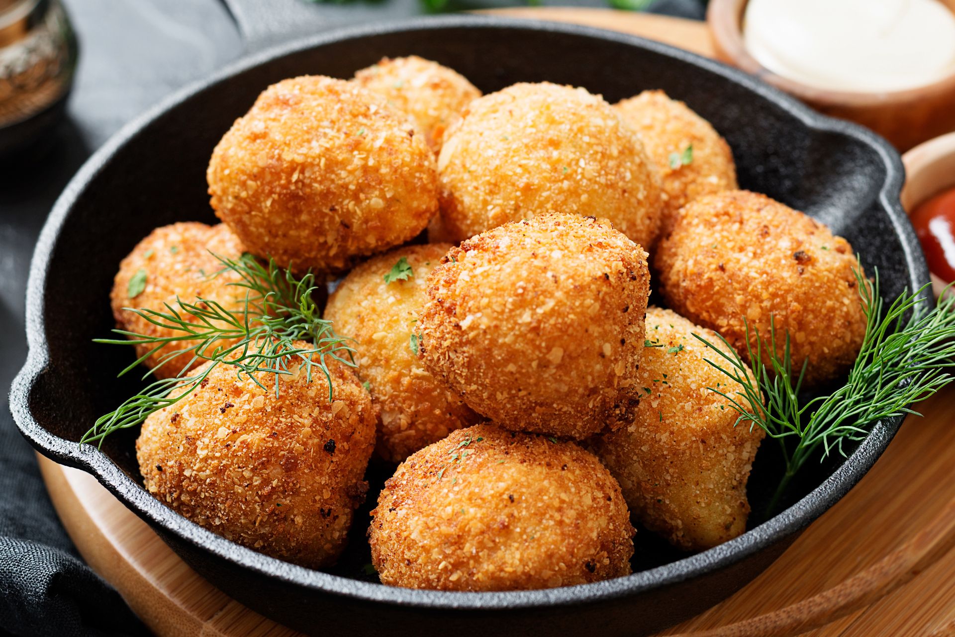 Gdy mam ochotę na chrupiącą przekąskę, przygotowuję te kuleczki. Na andrzejki jak znalazł