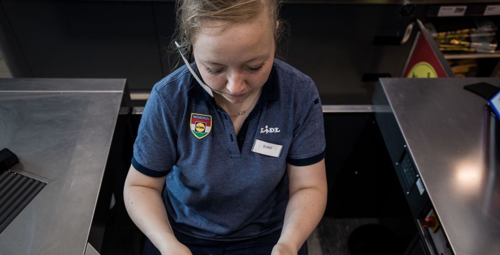 Podwyżki pensji w 2026 r. Te sieci odkryły karty. Oto nowe stawki