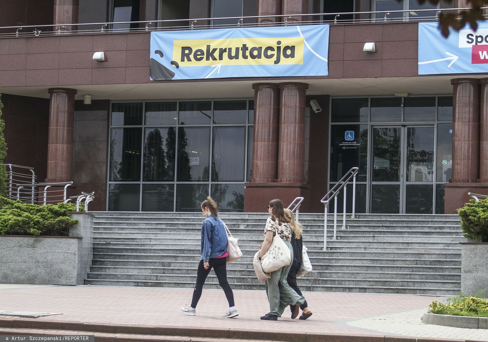 Świecą pustkami. Oto kierunki studiów, którymi nikt się nie interesuje