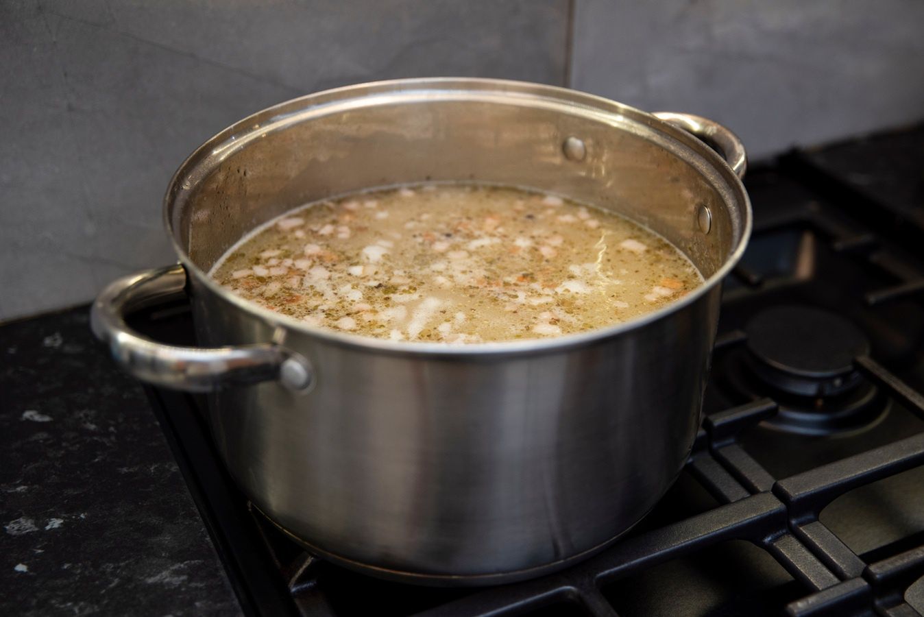 Dlaczego żurek się warzy? Najczęstsze błędy, przez które wielkanocna zupa się nie udaje