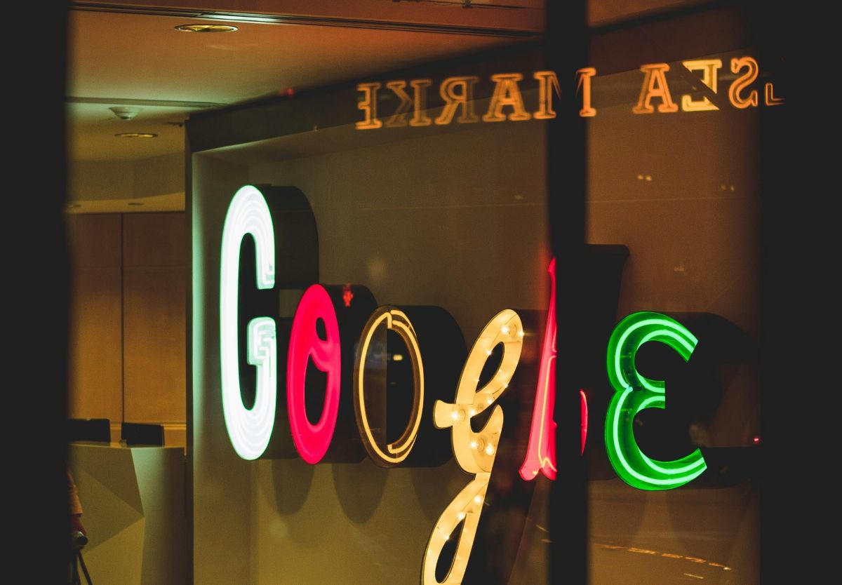 AI zaczyna mówić jak człowiek. Google wprowadza syntezator mowy