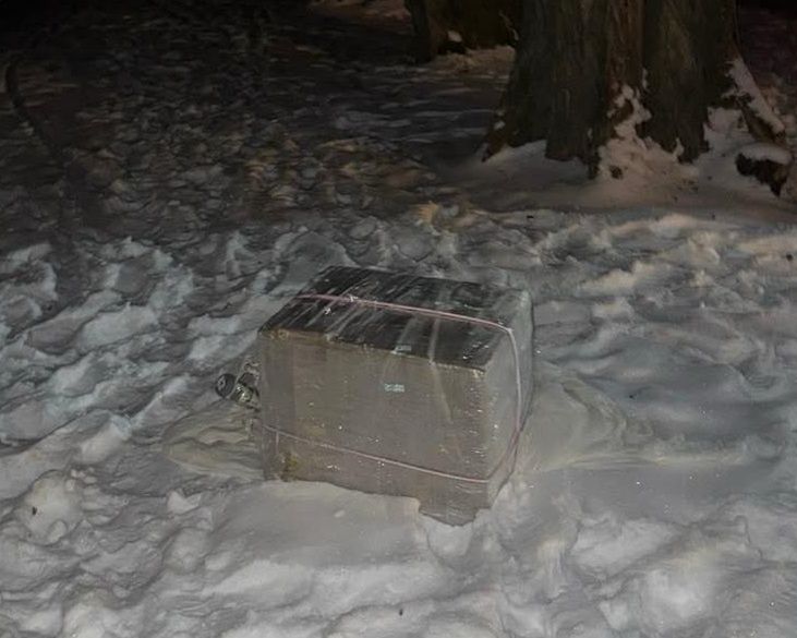 Balon zawisł na drzewie w Białymstoku. Policja zabezpieczyła paczkę