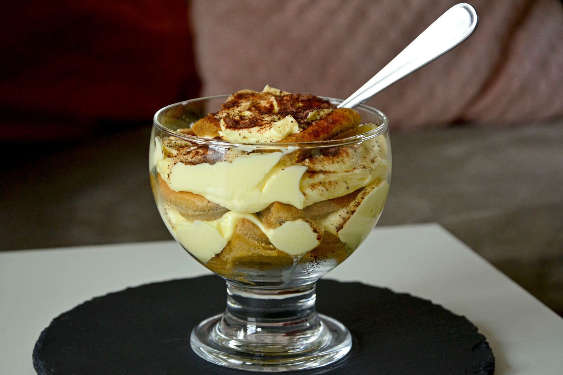 Ten deser przeniesie cię prosto do włoskiej kawiarni. Smakuje jak tiramisu, ale jest lekki jak piórko