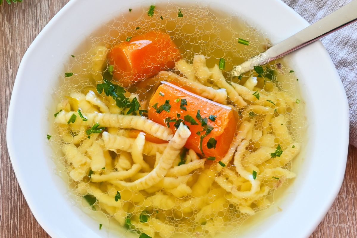 Ekspertka wyjaśnia, czemu rosół wychodzi mętny. Wiele osób wciąż popełnia ten błąd