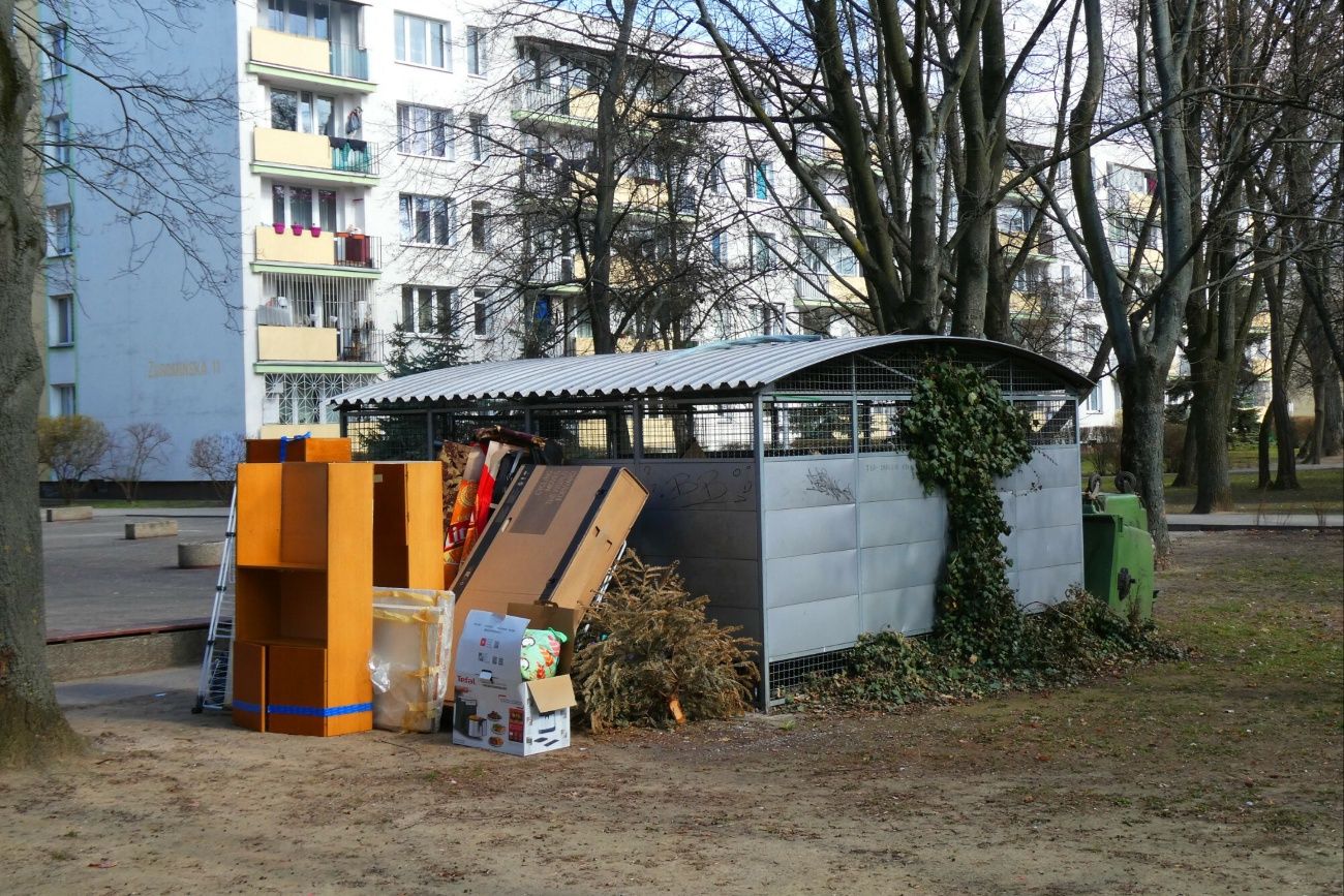 Wyrzuciła komodę na śmietnik. Straciła kilkaset tysięcy złotych