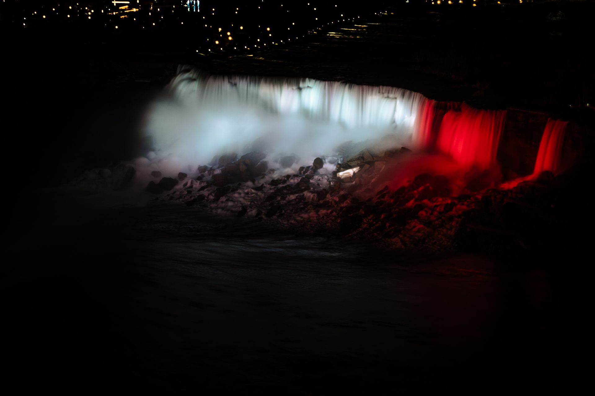 Imponujący widok. Wodospad Niagara podświetlony na biało-czerwono