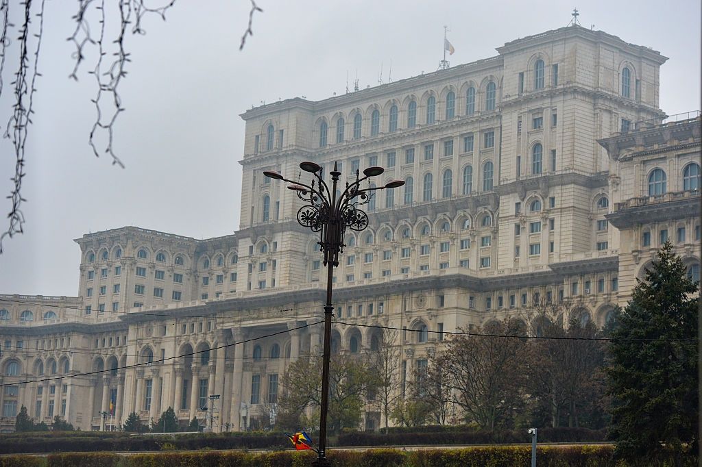 Waży 4,1 mln ton. Najcięższy budynek świata regularnie się zapada
