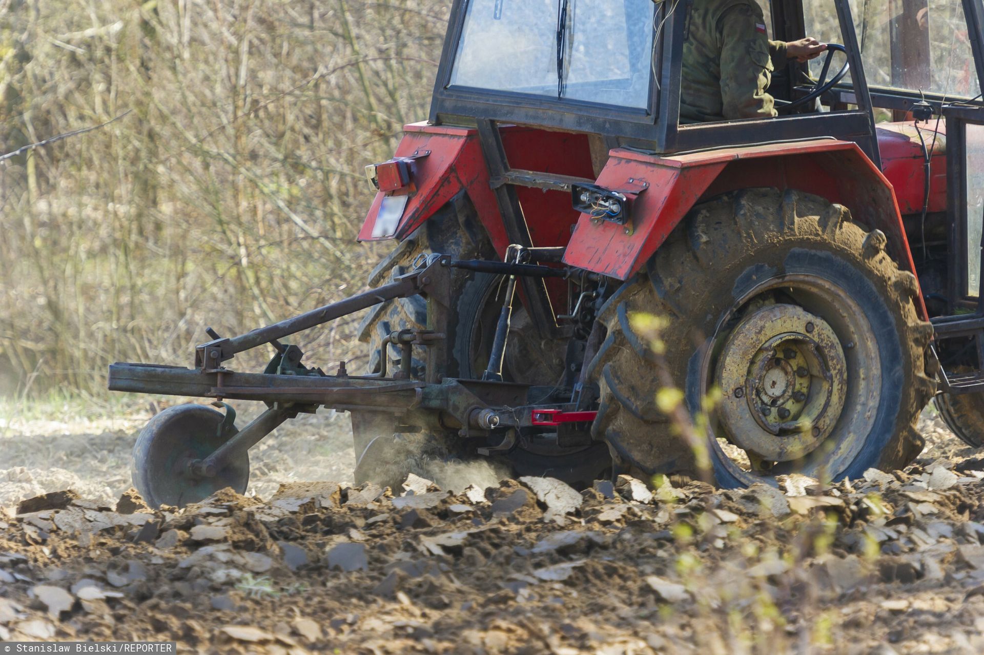 "Grozi za to grzywna 1500 zł". Burmistrz apeluje do rolników