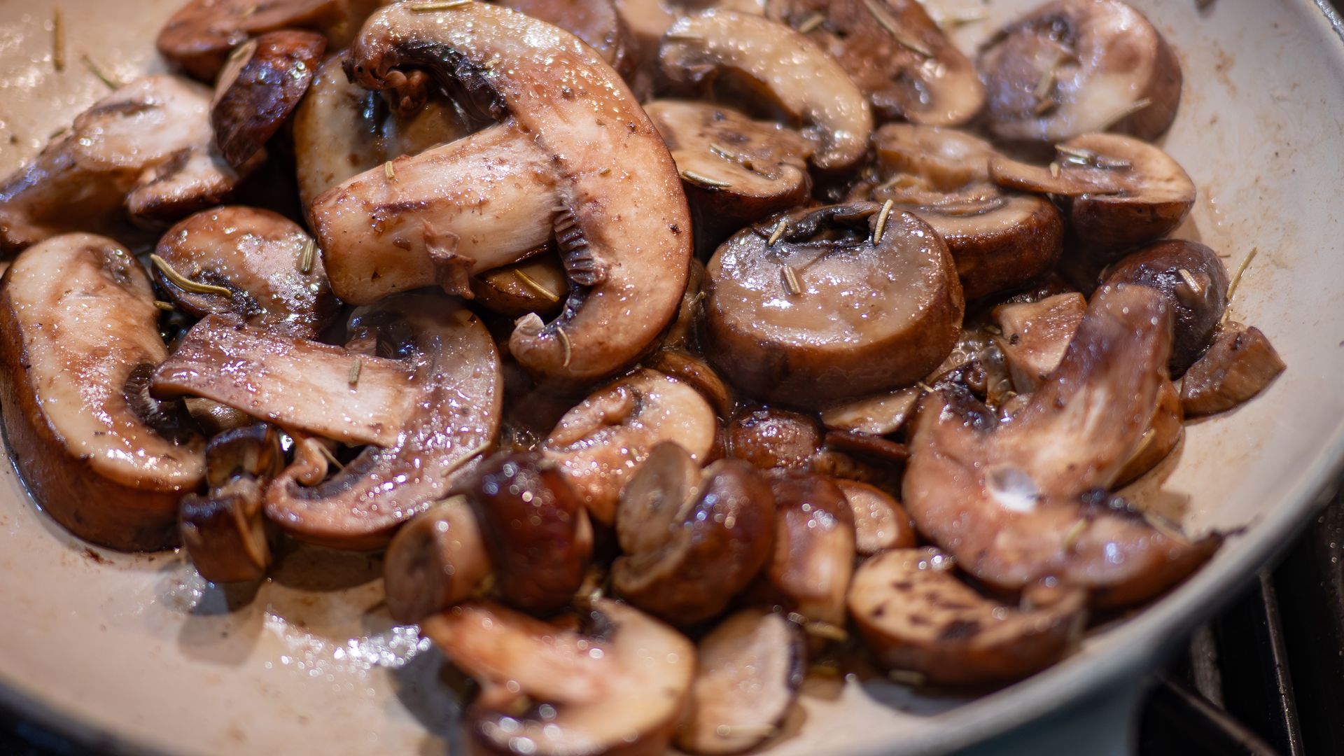 Dodaję do smażenia pieczarek kilka kropli. Wydobywa z nich wspaniały smak i aromat