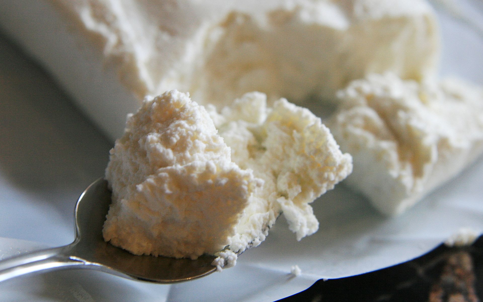 Smakuje jak kokosowy sernik. Zrobisz go w 2 minuty i bez pieczenia