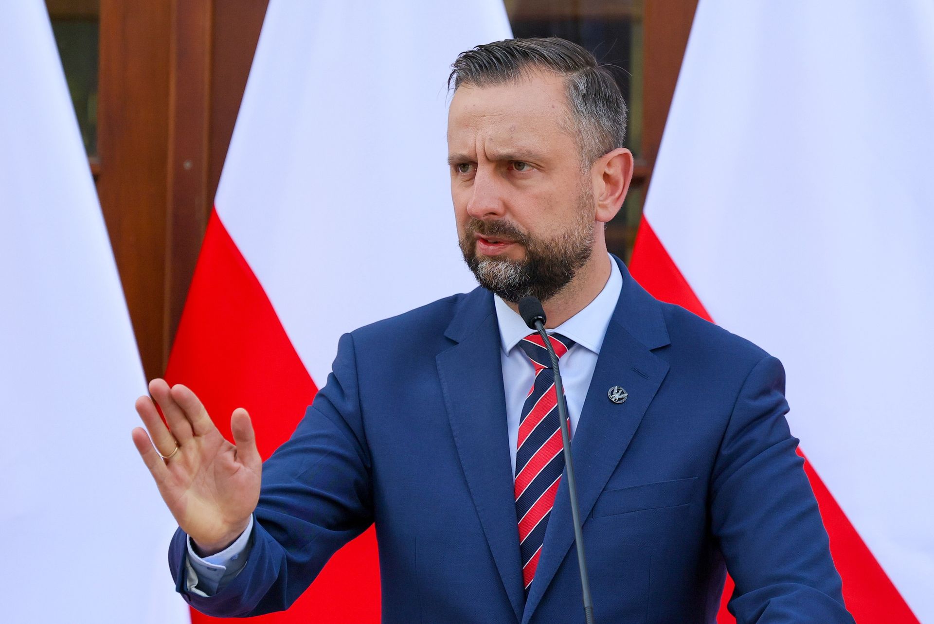 Szef MON o wecie Nawrockiego. "Wpisywanie się w narrację rosyjską"