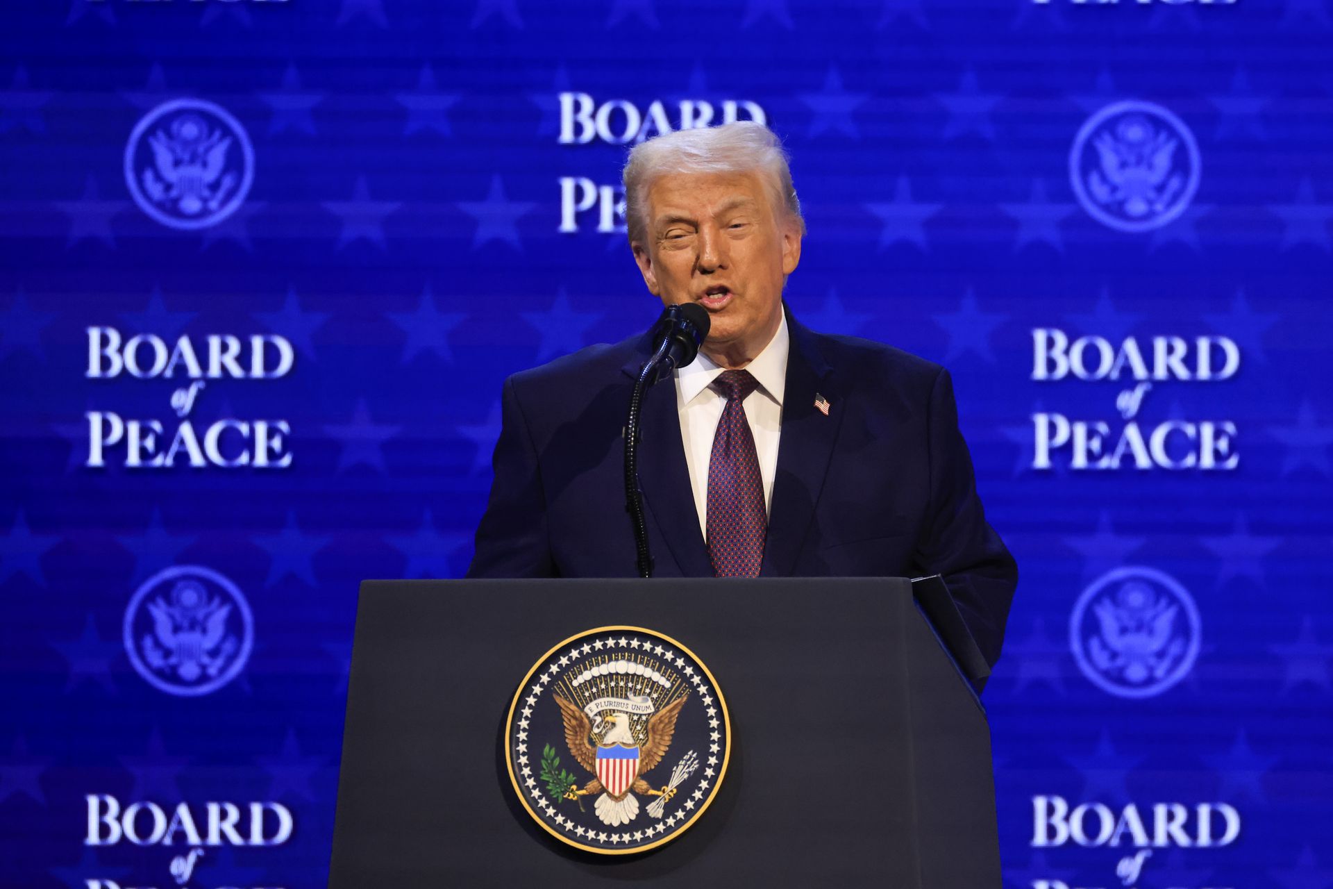 Trump na niedźwiedziu. Nietypowa okładka "The Economist"