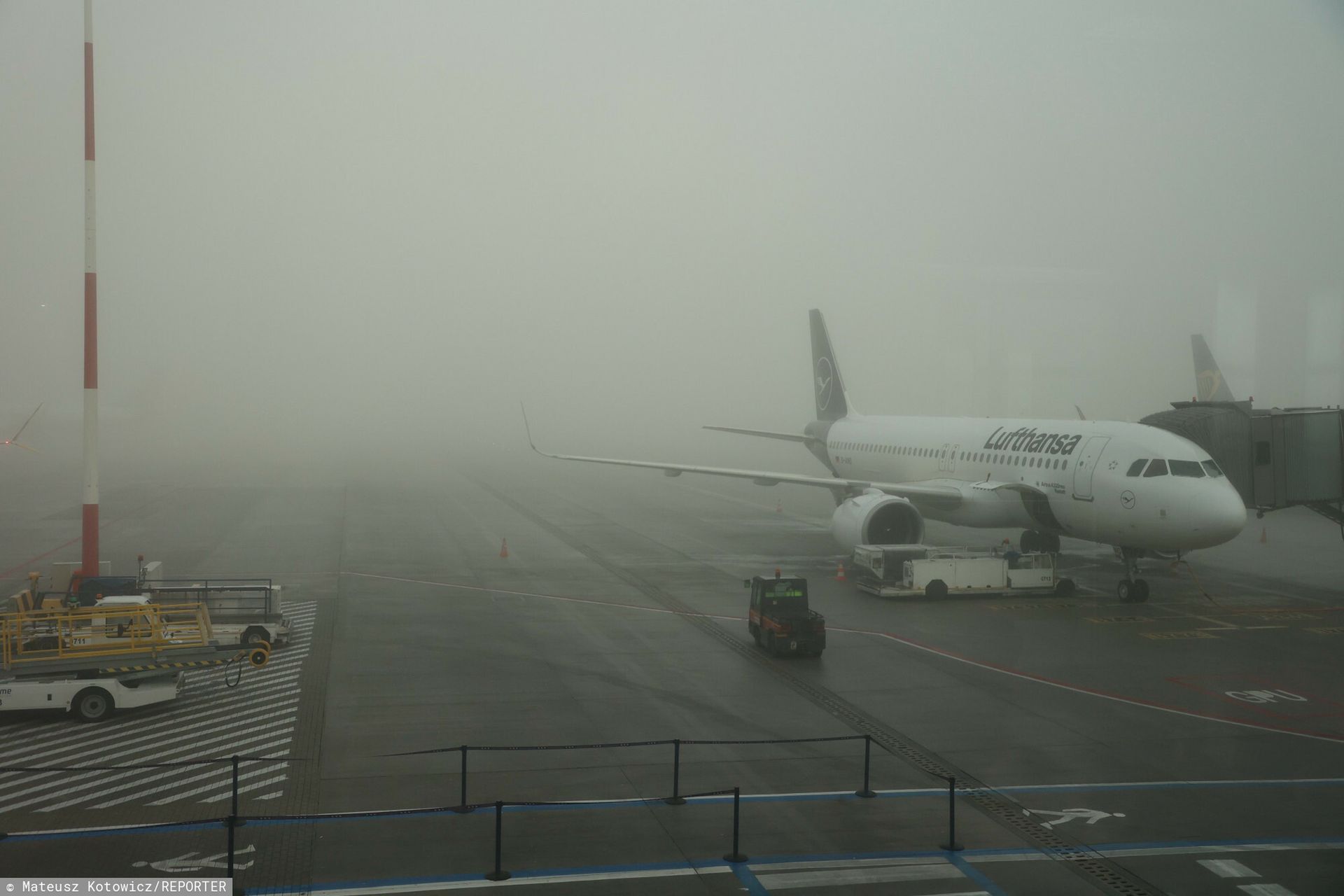 Utrudnienia na lotnisku w Krakowie. Przez mgłę nie lądują samoloty