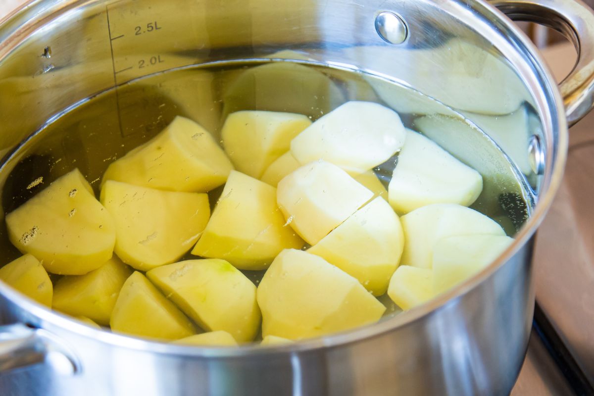 Wsyp tyle soli i w tym momencie do gotujących się ziemniaków. Będą idealnie doprawione