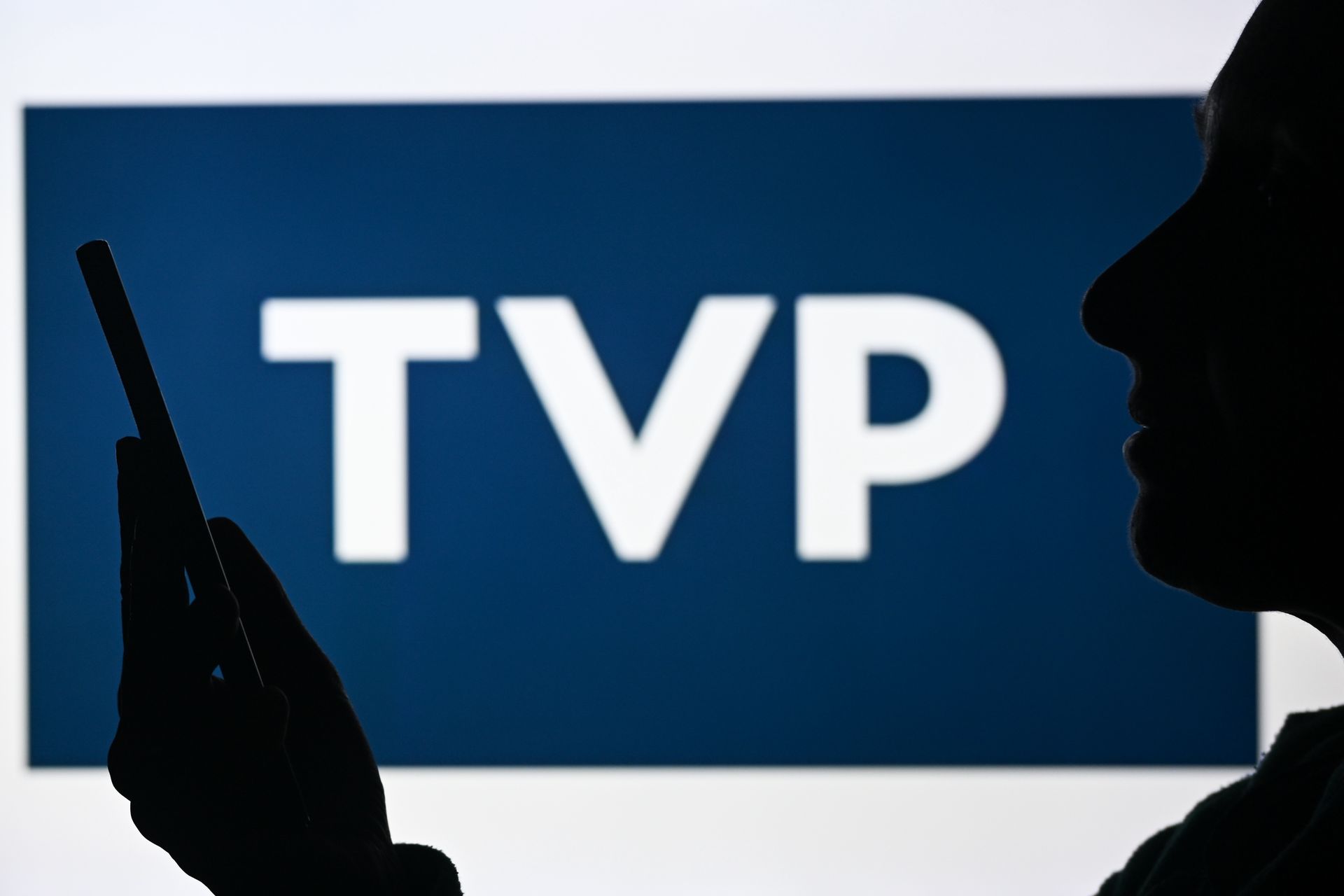 Kontrowersje wokół wpisów pracowników TVP. Wspierały kandydata
