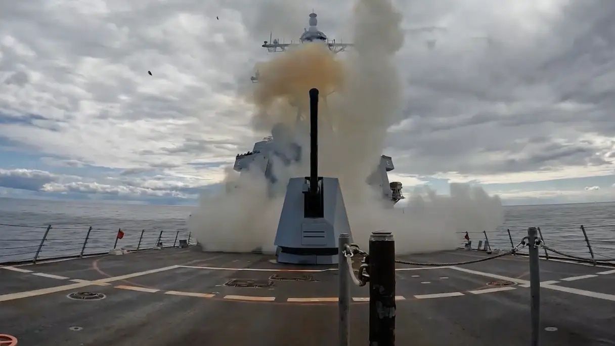 USA trafiły irański statek. Okręt wojenny w Zatoce Omańskiej zniszczony