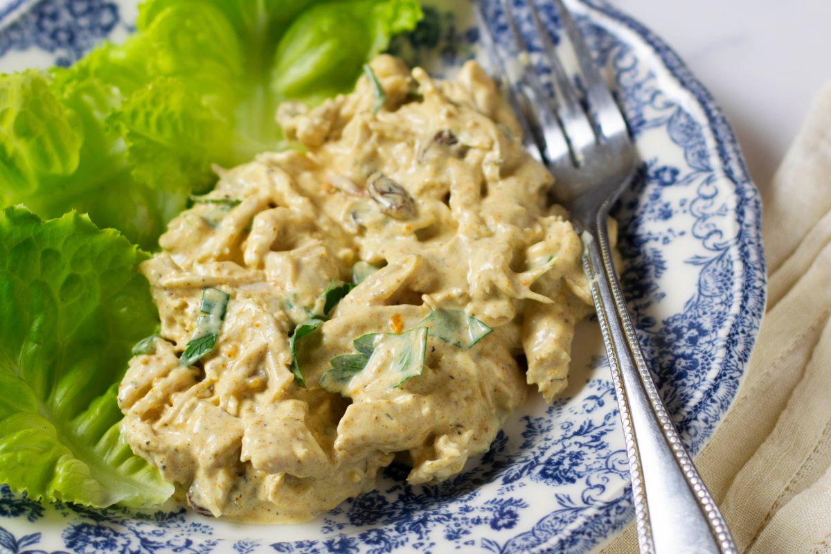 Sałatka kurczak koronacyjny to hit każdej imprezy. Znika szybciej niż jarzynowa czy gyros