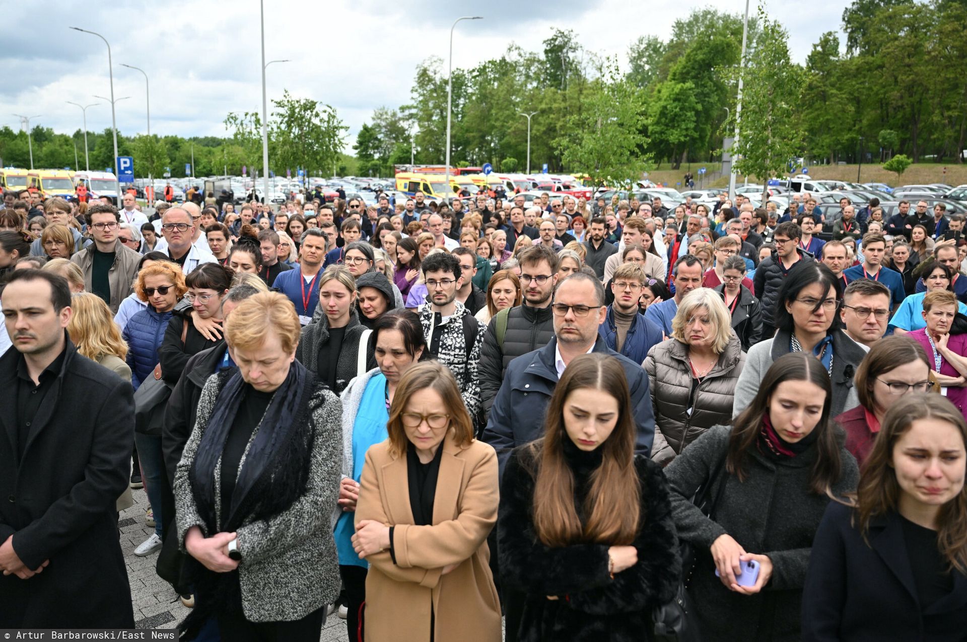 Zawyły syreny. Lekarze wyszli przed szpitale