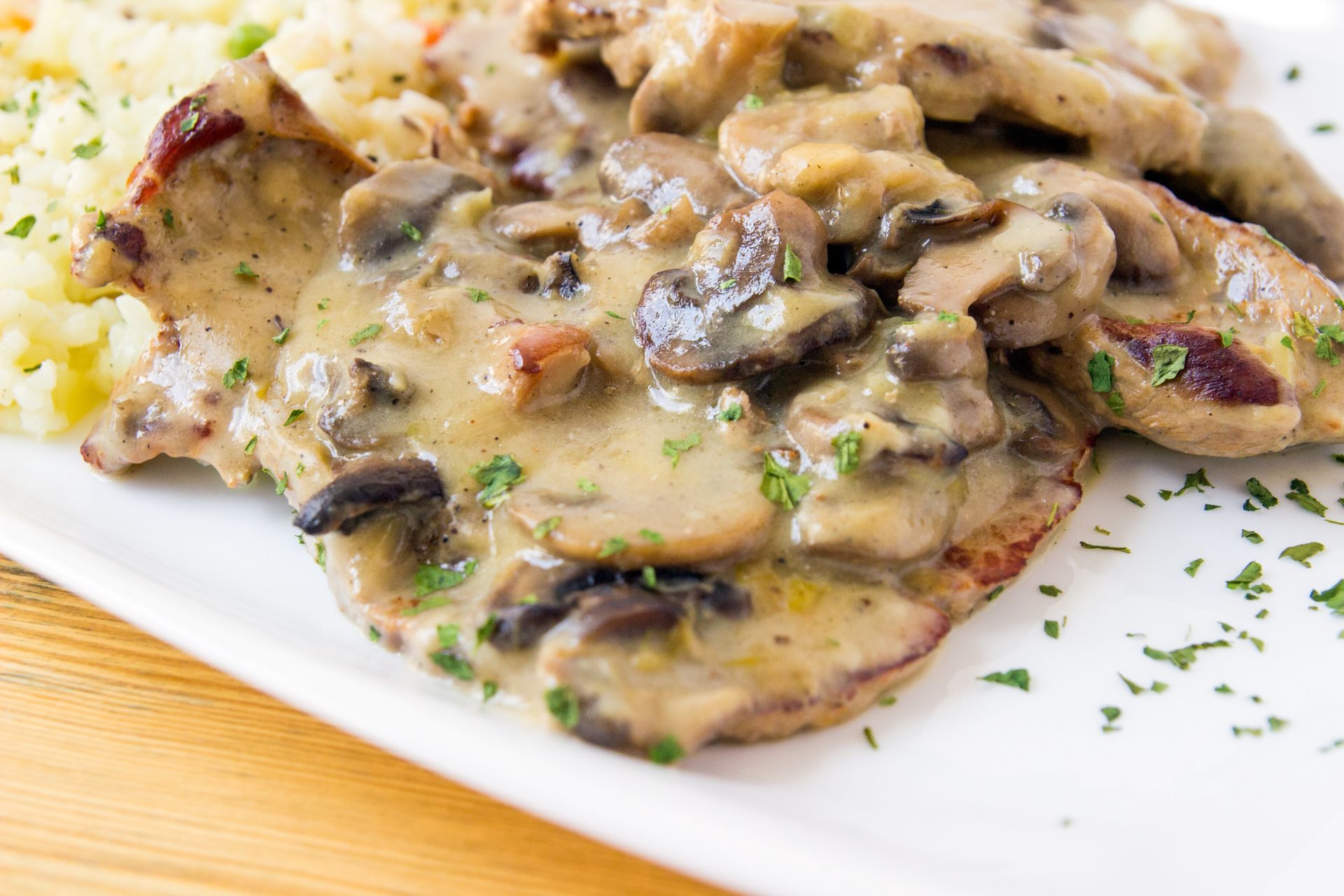 Lekko obsmażam, zalewam sosem i piekę. Mięso dosłownie rozpływa się w ustach i nie jest suche