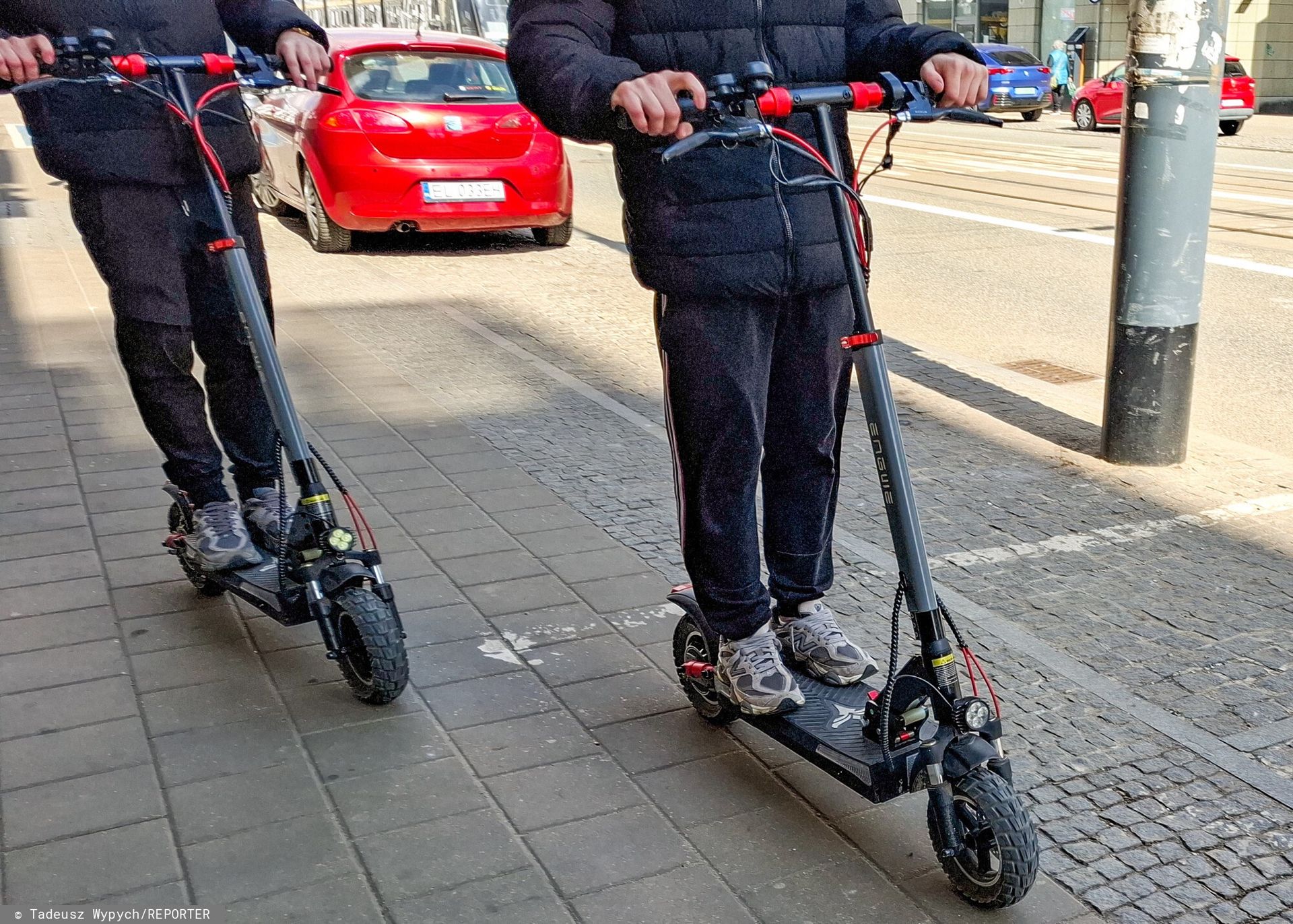Niższa prędkość hulajnóg i strefy z zakazem? Stanowcza ocena w sondażu