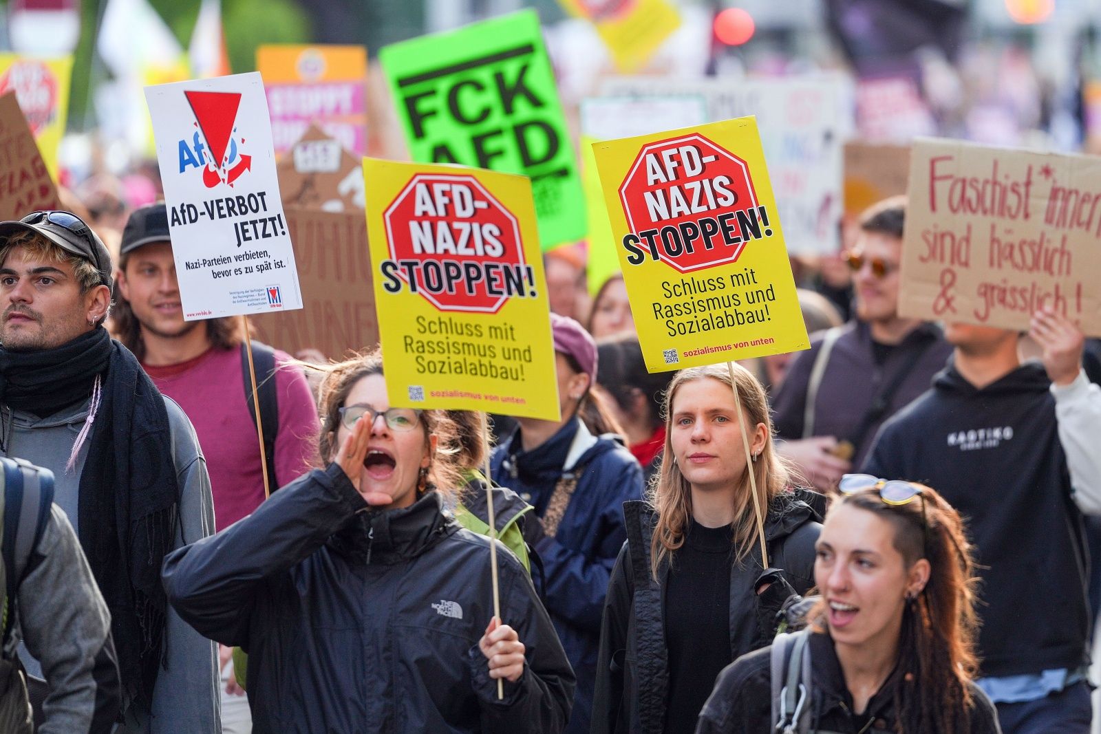 Zjazd AfD w Erfurcie. Zjechały tysiące protestantów. Może być gorąco