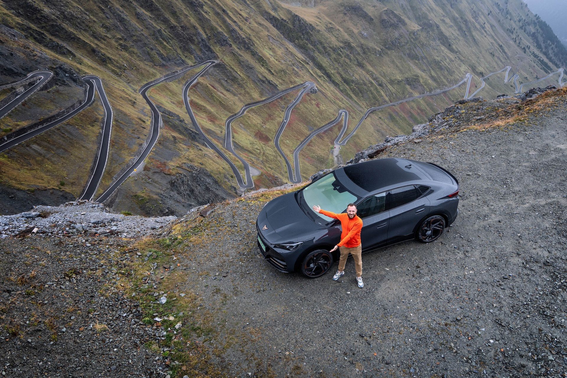 Ile przejedzie elektryk na odzyskanej energii? Po odpowiedź zjechałem Cuprą Tavascan z jednej z najwyższych dróg Europy
