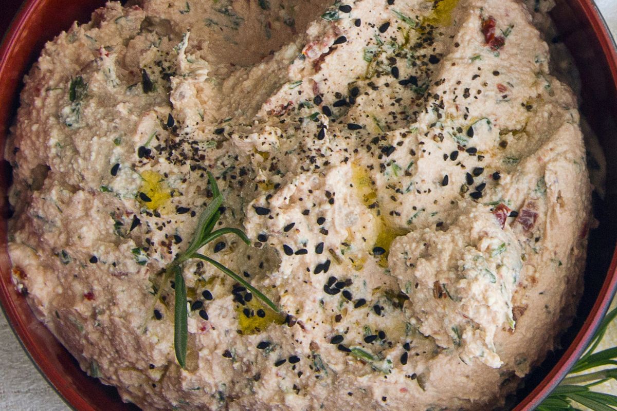 Łyżka dziennie reguluje cholesterol. Jak wykorzystać czarnuszkę?