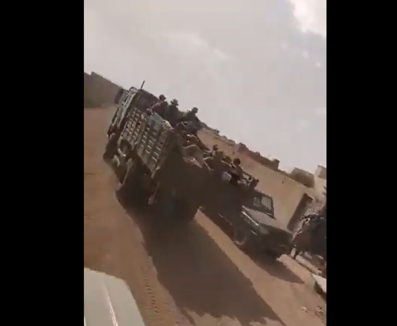 Rosjanie pod eskortą islamistów. Wycofując się oddali wszystko, co mieli