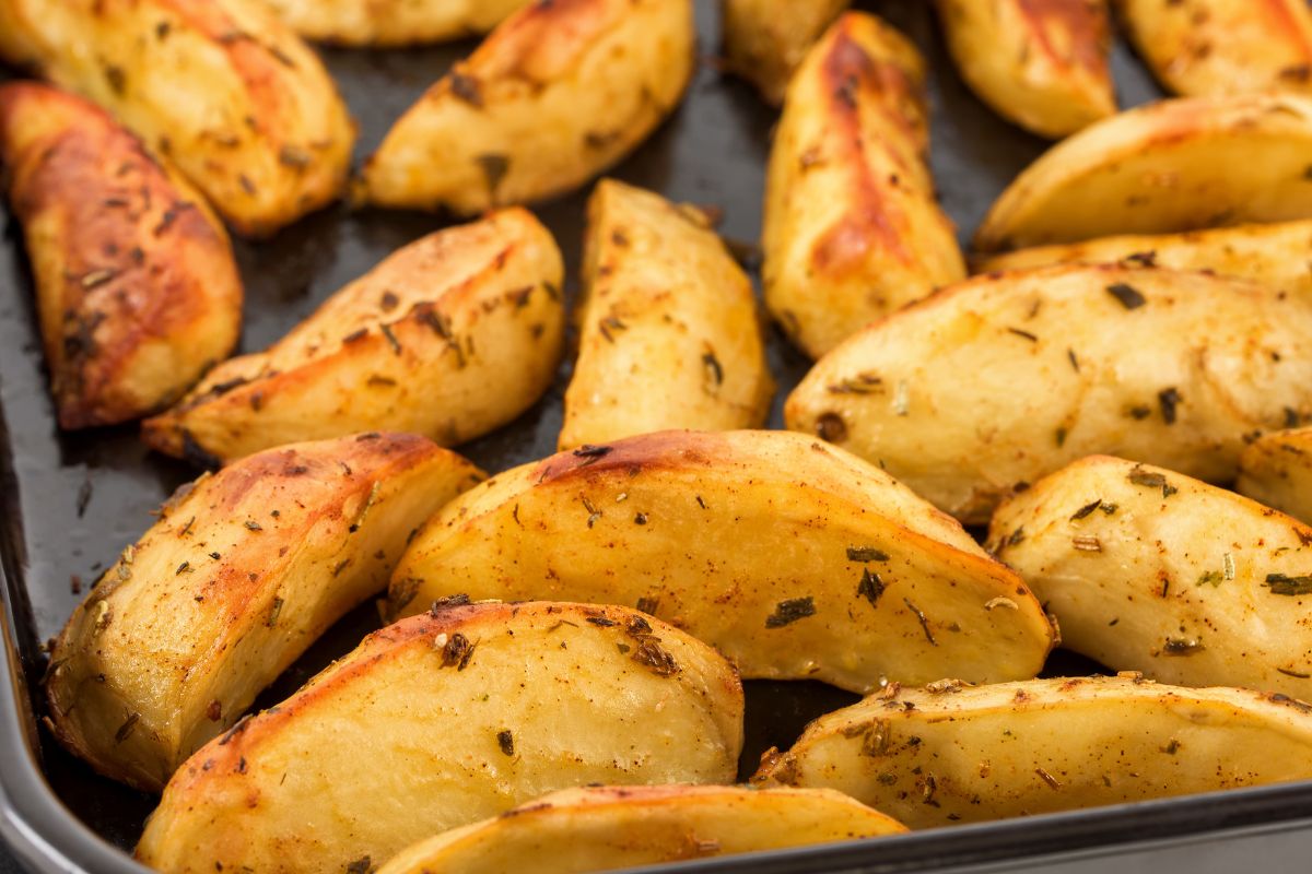 Do obiadu robię ziemniaki pieczone w przyprawach. Cała rodzina je uwielbia