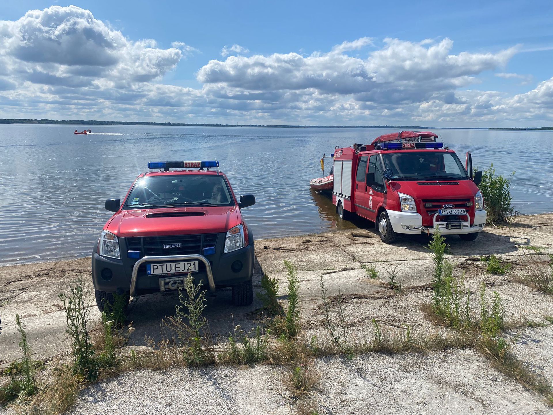 Tragiczne odkrycie w Russocicach. Samochód z dwoma ciałami pod wodą