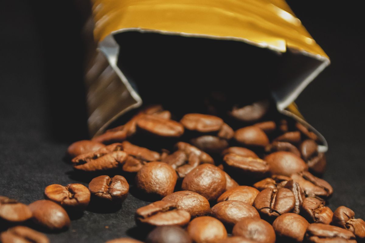 Polski rynek zalewają podróbki kawy. Oto co oszuści sypią do środka