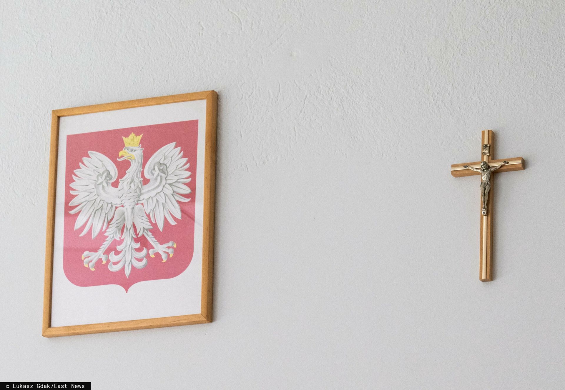 Nauczycielka wrzuciła krzyż do kosza. Jest reakcja wójta
