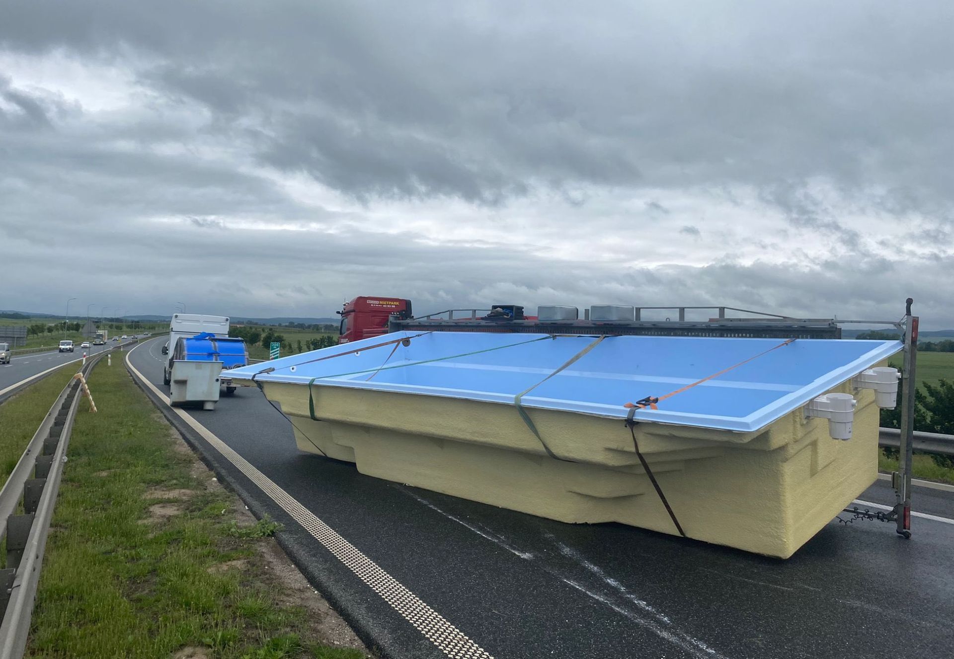 Basen zablokował ekspresówkę. Wszystko przez silny wiatr