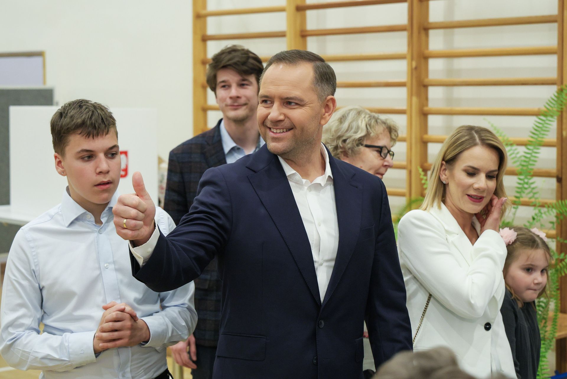 Rodzina Nawrockich na zdjęciach w Belwederze. Córka na hulajnodze