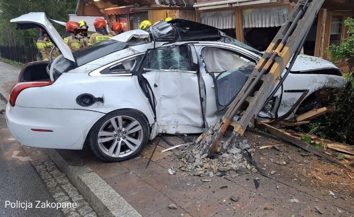 Niebezpieczne zdarzenie w Zakopanem. Auto wjechało w budynek