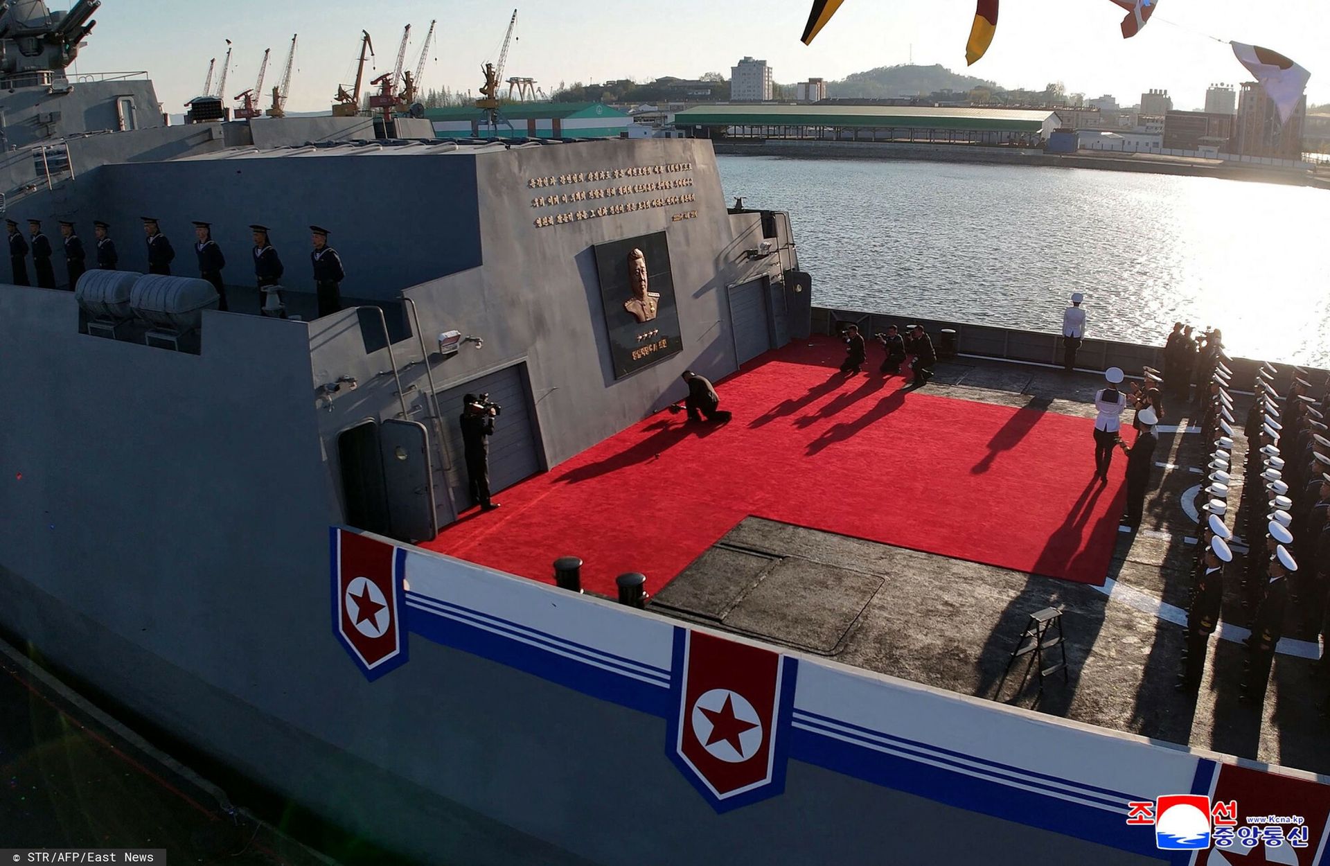 Nowy niszczyciel rakietowy Korei Płn. Kim Dzong Un na miejscu