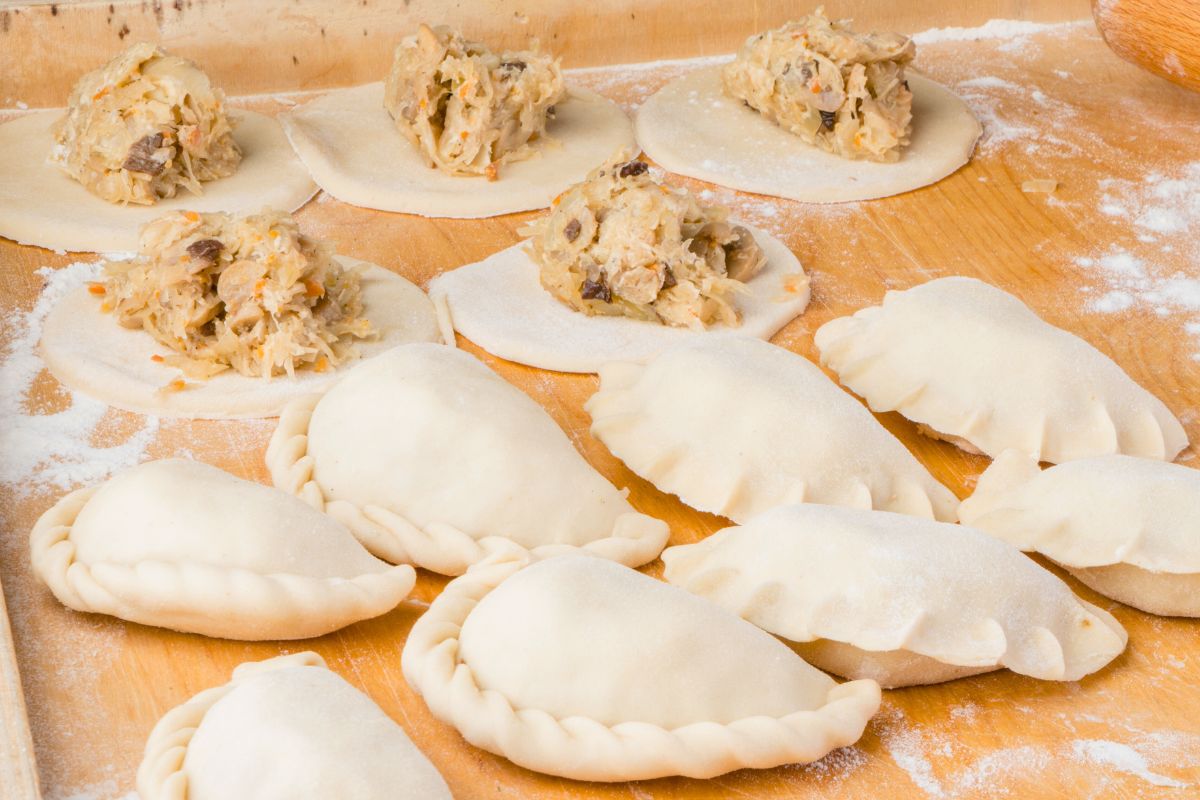 Mrozić surowe czy ugotowane pierogi na święta? Mało kto robi to dobrze