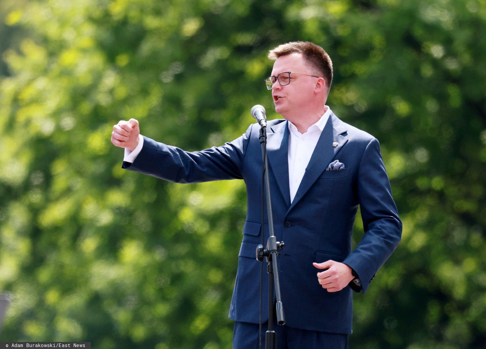 "Wytrzymał bez strzałów w dziąsło". Hołownia kpi na marszu